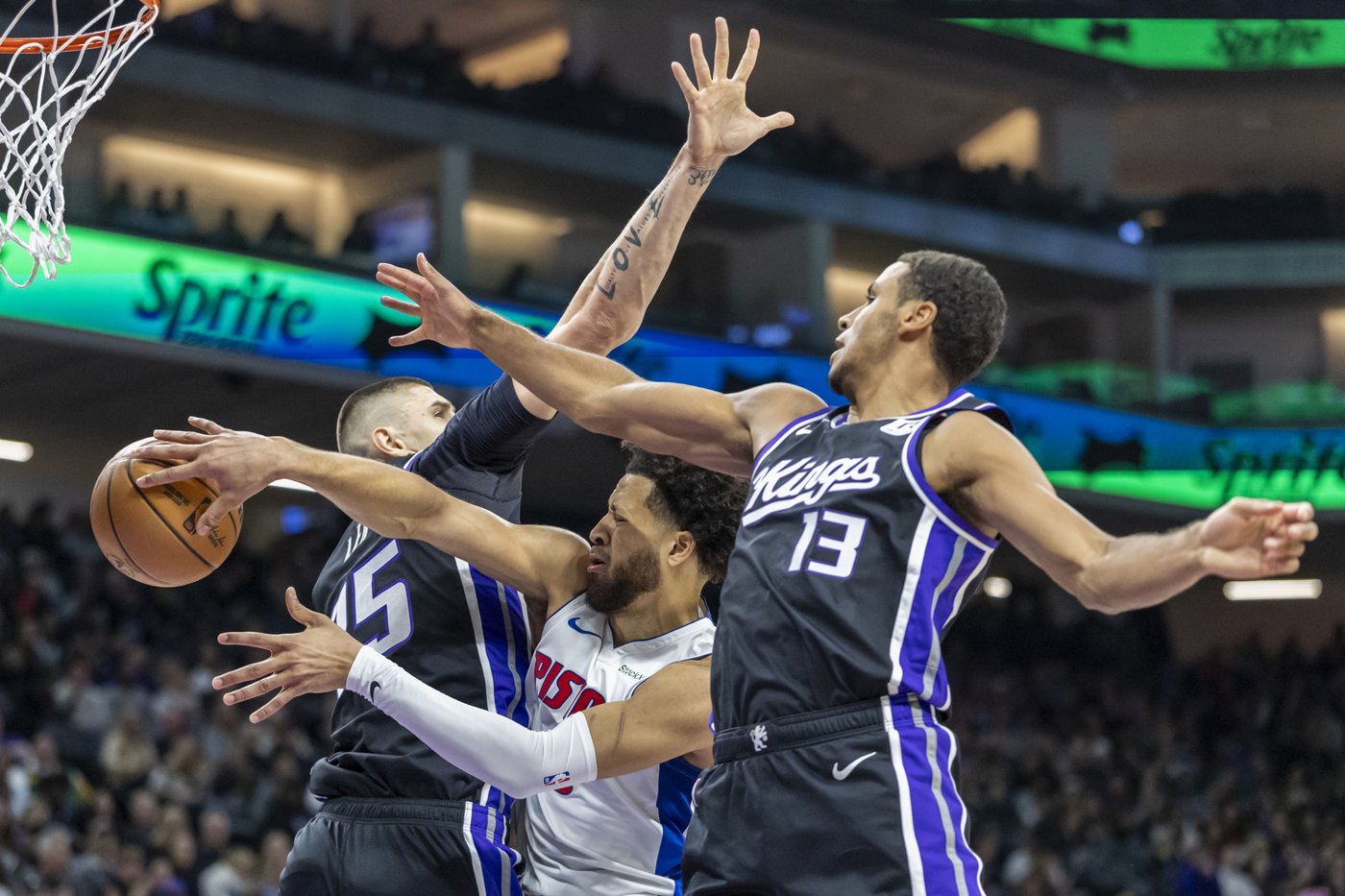 Jaden Ivey's 4-point play with 3 seconds left rallies Pistons past Kings 114-113 | iNFOnews.ca