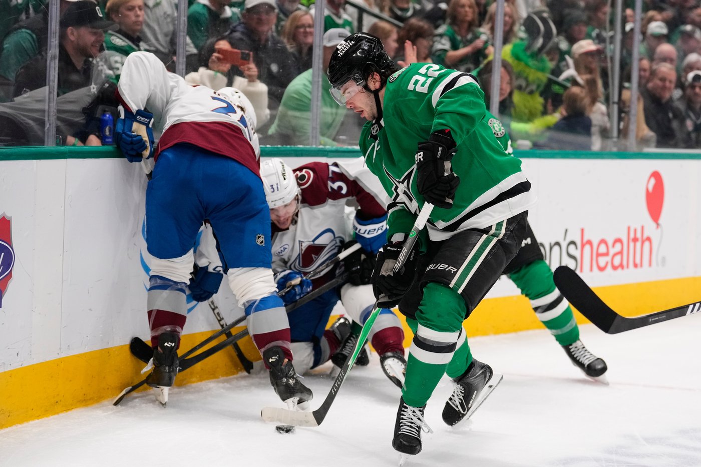 NHL-leading Avs blank Stars 2-0 for big step toward home-ice advantage throughout playoffs | iNFOnews.ca