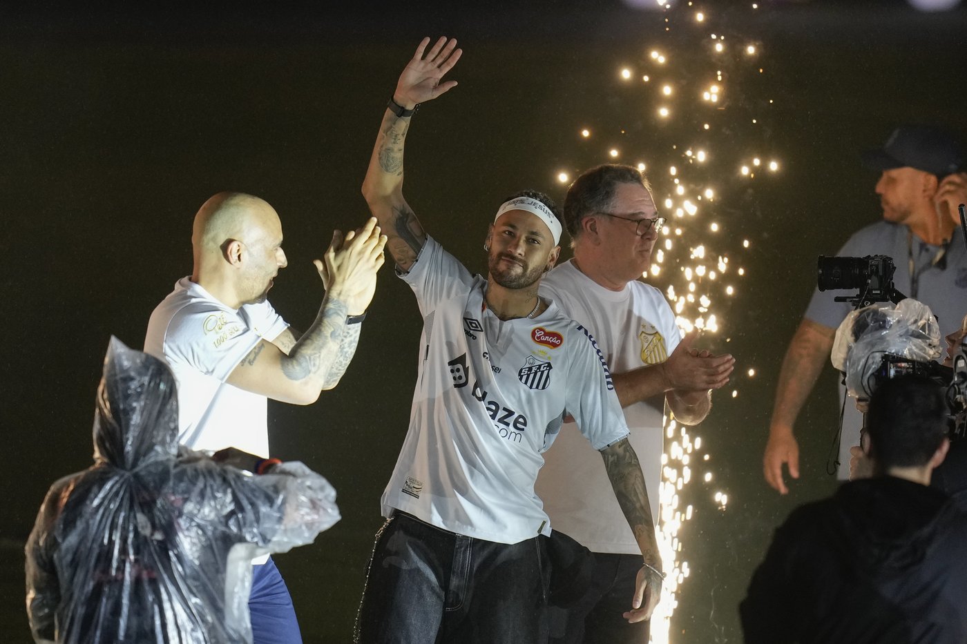 Welcome home Neymar! The Brazilian star returns to his boyhood club and everyone's celebrating | iNFOnews.ca