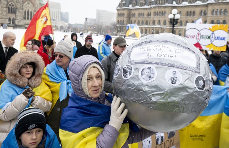 Ukraine Olympian's banned skeleton helmet a rallying symbol at Ottawa demonstration | iNFOnews.ca