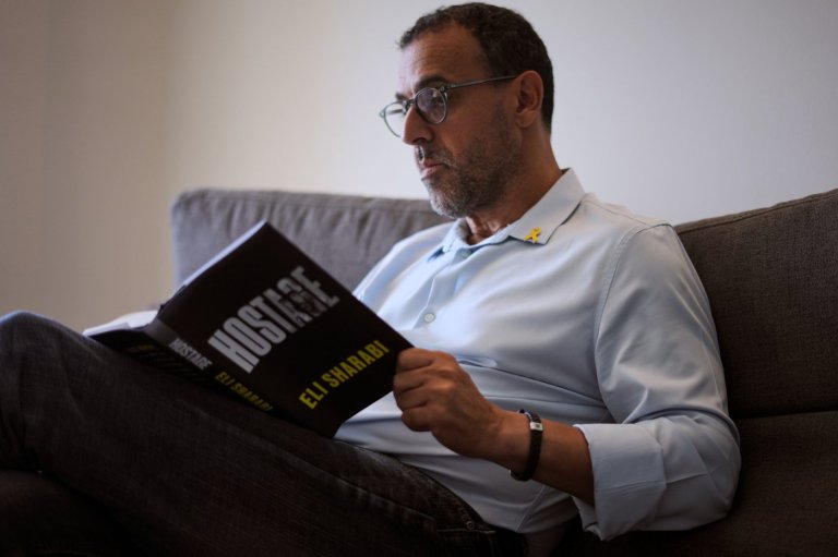 A former Gaza hostage's memoir keeps the focus on those still held by Hamas | iNFOnews.ca