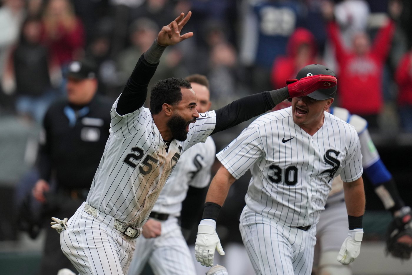 Peters' single caps 2-run 10th as White Sox beat Blue Jays 5-4 in home opener | iNFOnews.ca Peters' single caps 2-run 10th as White Sox beat Blue Jays 5-4 in home opener | iNFOnews.ca