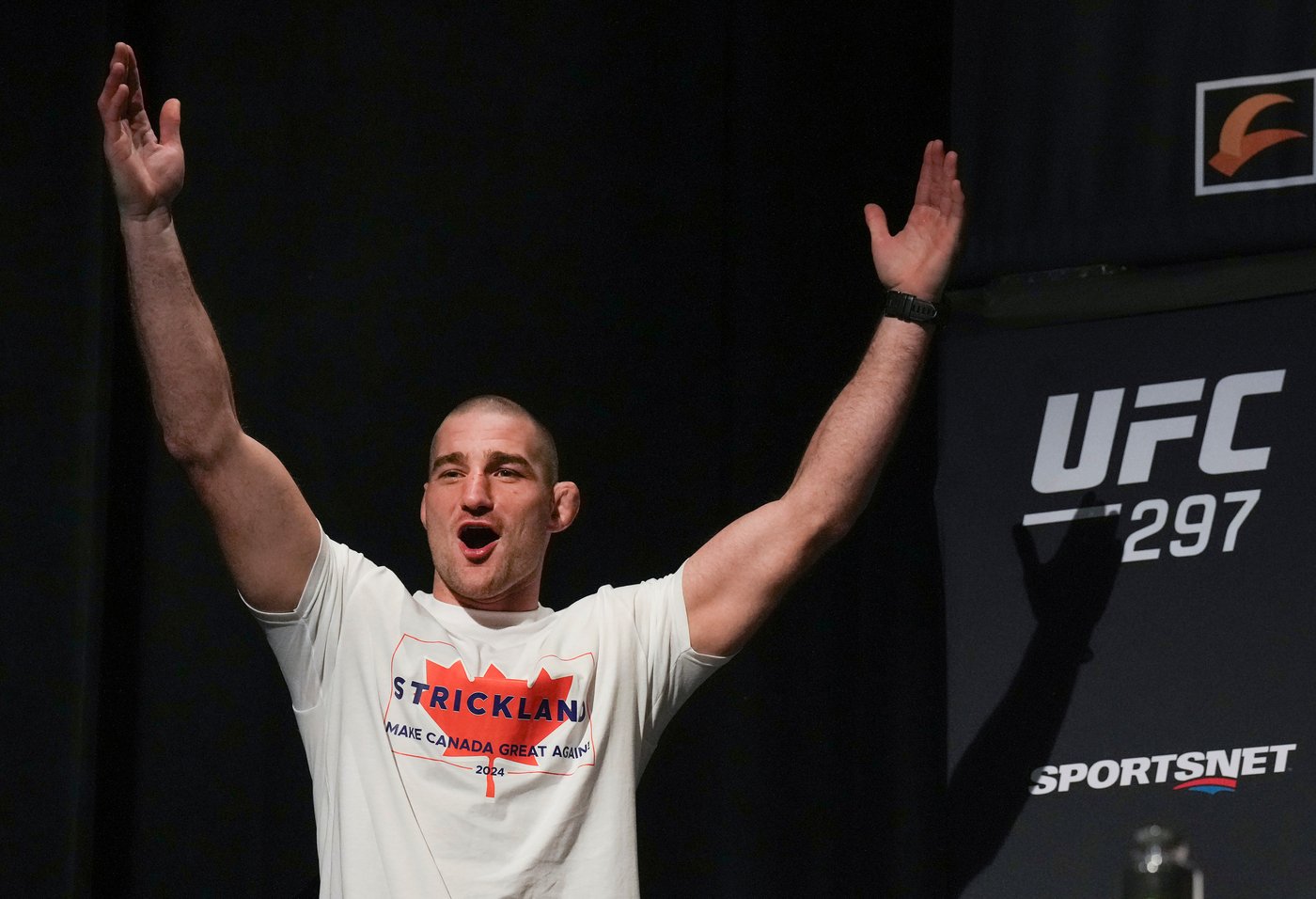 UFC 328 goes on without Trump, Van defends 125-pound crown, Strickland wins middleweight title | iNFOnews.ca