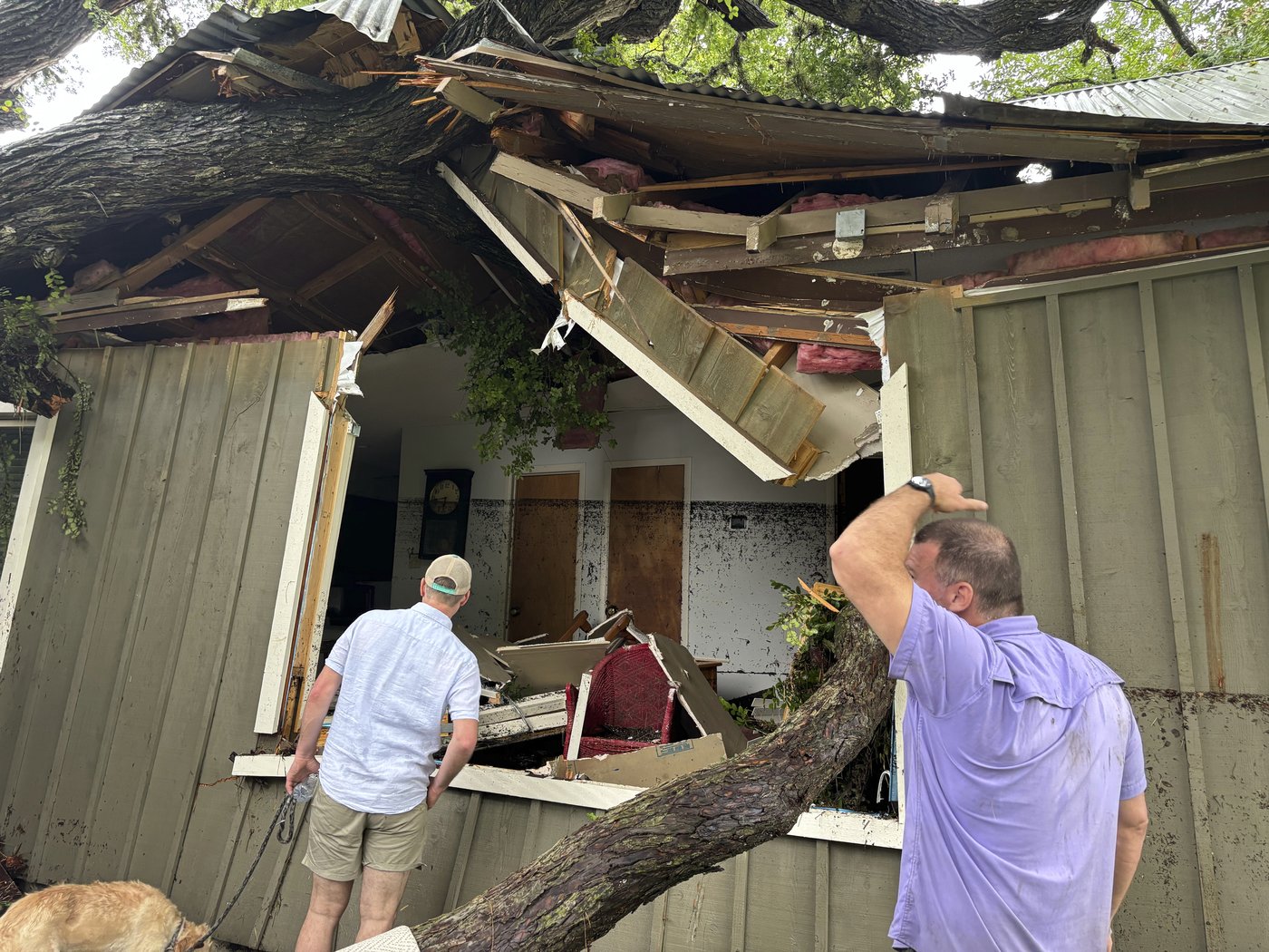 A Texas family clung to life on their roof, capturing the terrifying flooding in photos and video | iNFOnews.ca