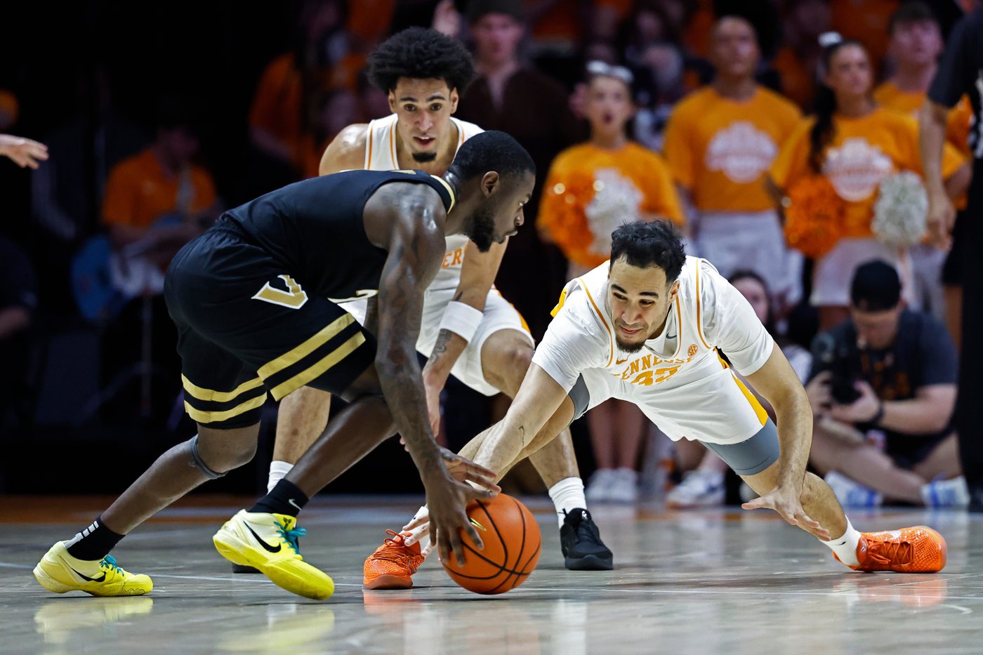 Tyler Tanner scores 25 to lead No. 24 Vanderbilt past No. 23 Tennessee 86-82 | iNFOnews.ca