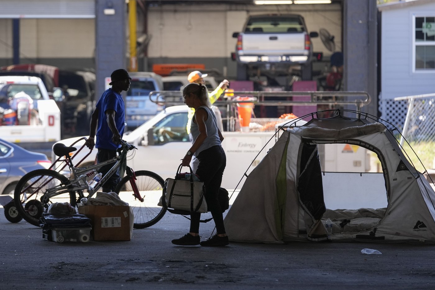 Before Taylor Swift show in New Orleans, a homeless encampment is forced to move | iNFOnews.ca