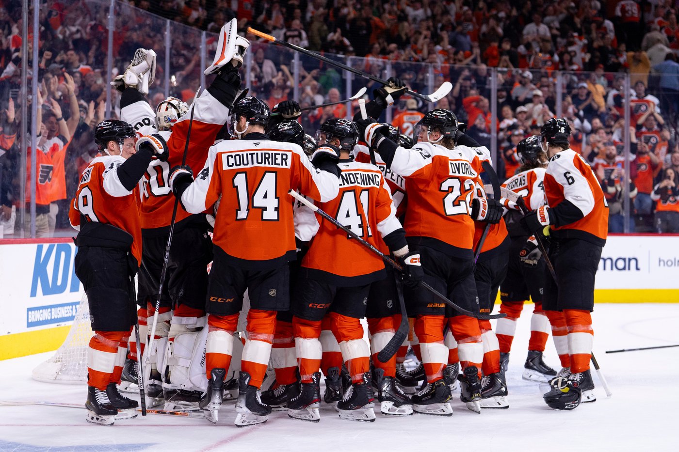 Playoff party time in Philadelphia! Flyers, fans rejoice at long-awaited return to postseason | iNFOnews.ca Playoff party time in Philadelphia! Flyers, fans rejoice at long-awaited return to postseason | iNFOnews.ca