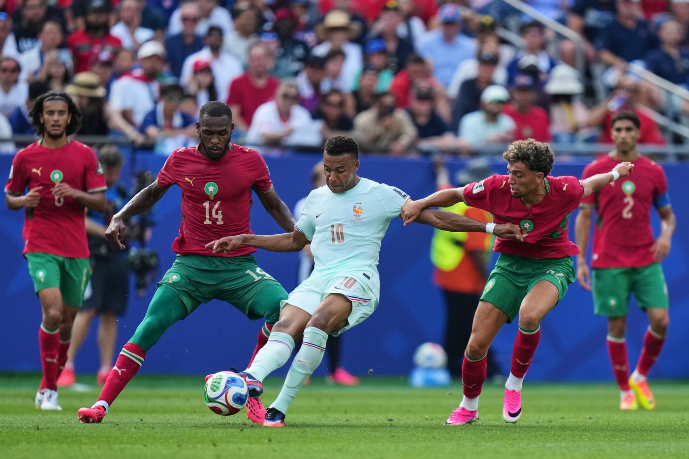 One Extraordinary Photo: France's Kylian Mbappe the center of attention of again | iNFOnews.ca One Extraordinary Photo: France's Kylian Mbappe the center of attention of again | iNFOnews.ca