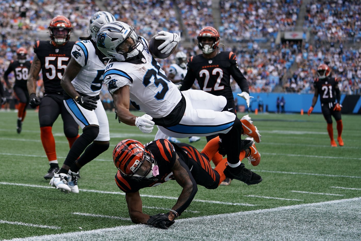 Joe Burrow throws for 2 TDs, Bengals hold on to beat Panthers 34-24 for first victory of the season | iNFOnews.ca
