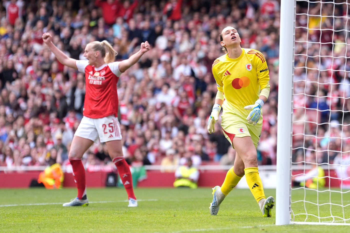 Arsenal capitalizes on Lyon blunders to win 2-1 in Women's Champions League semifinals | iNFOnews.ca