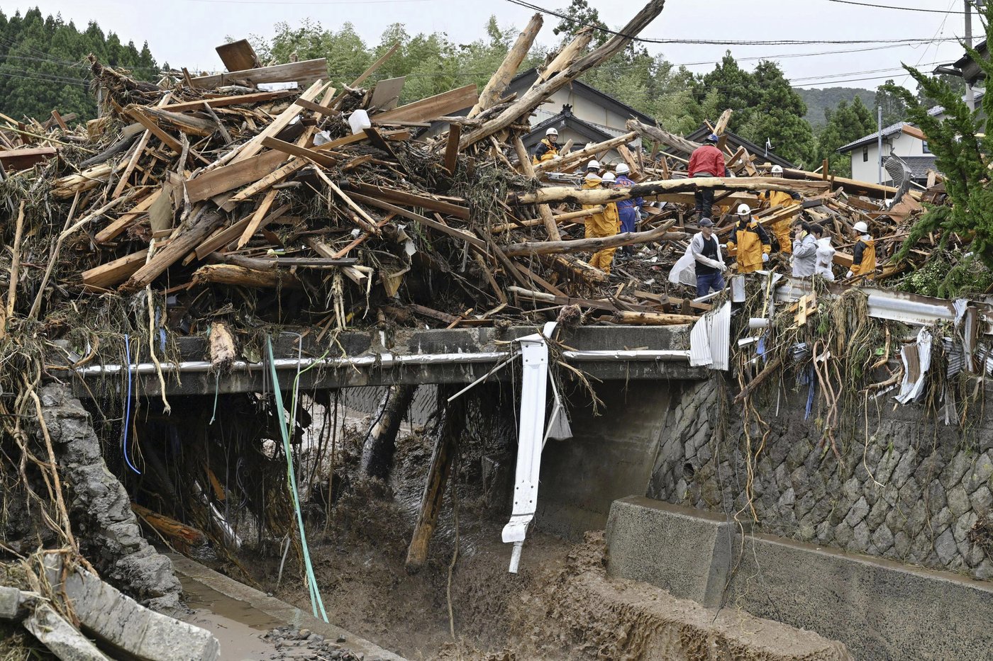 Rescue workers search for at least 6 people missing after heavy rain pounds Japan’s Noto region | iNFOnews.ca Rescue workers search for at least 6 people missing after heavy rain pounds Japan’s Noto region | iNFOnews.ca