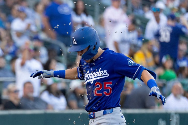 Edman homers, Roberts earns 1,000th managerial win as Dodgers beat A's 9-3 | iNFOnews.ca