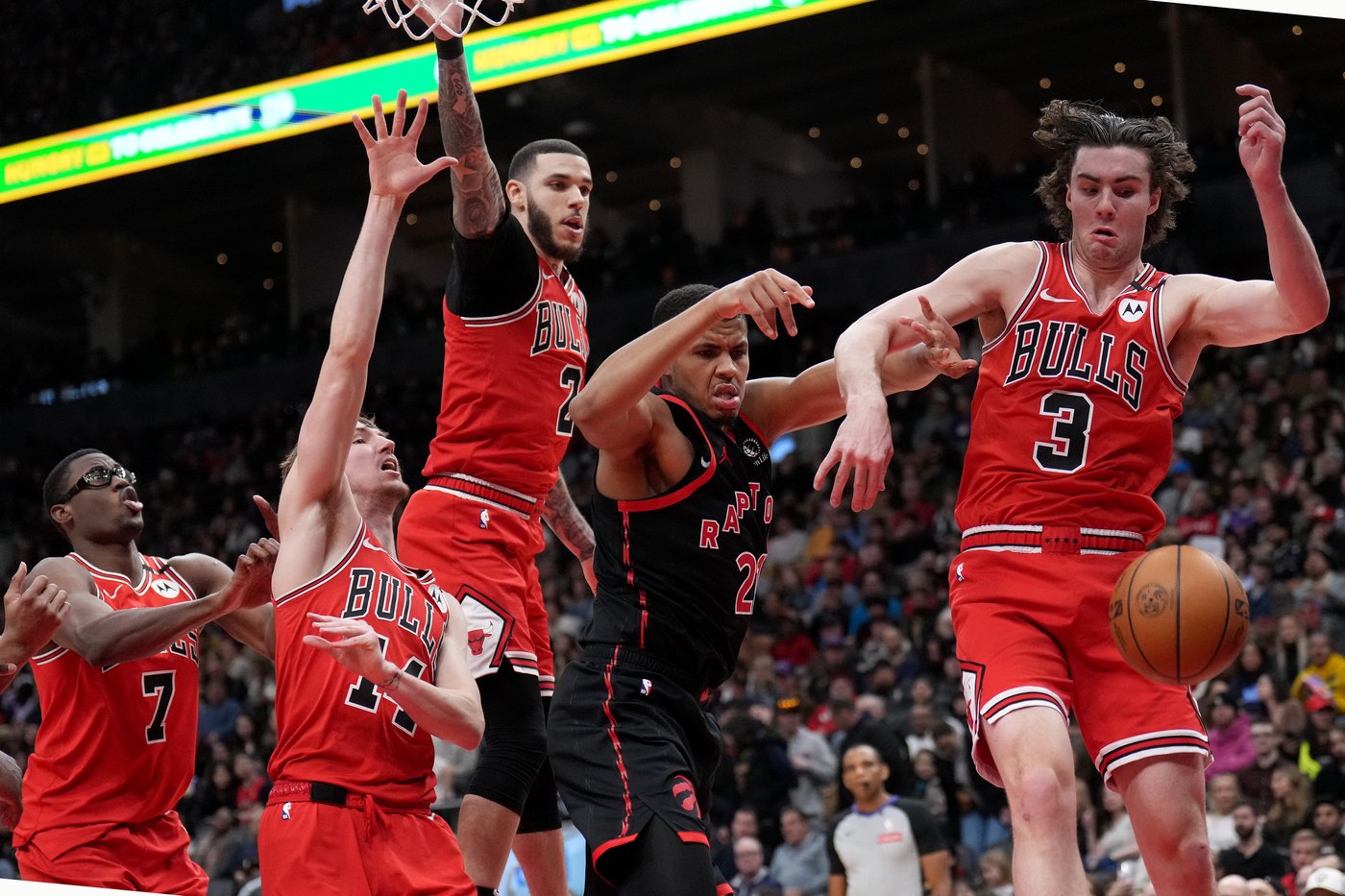 White scores 25 points to lead Chicago Bulls to 122-106 win over Toronto Raptors | iNFOnews.ca White scores 25 points to lead Chicago Bulls to 122-106 win over Toronto Raptors | iNFOnews.ca