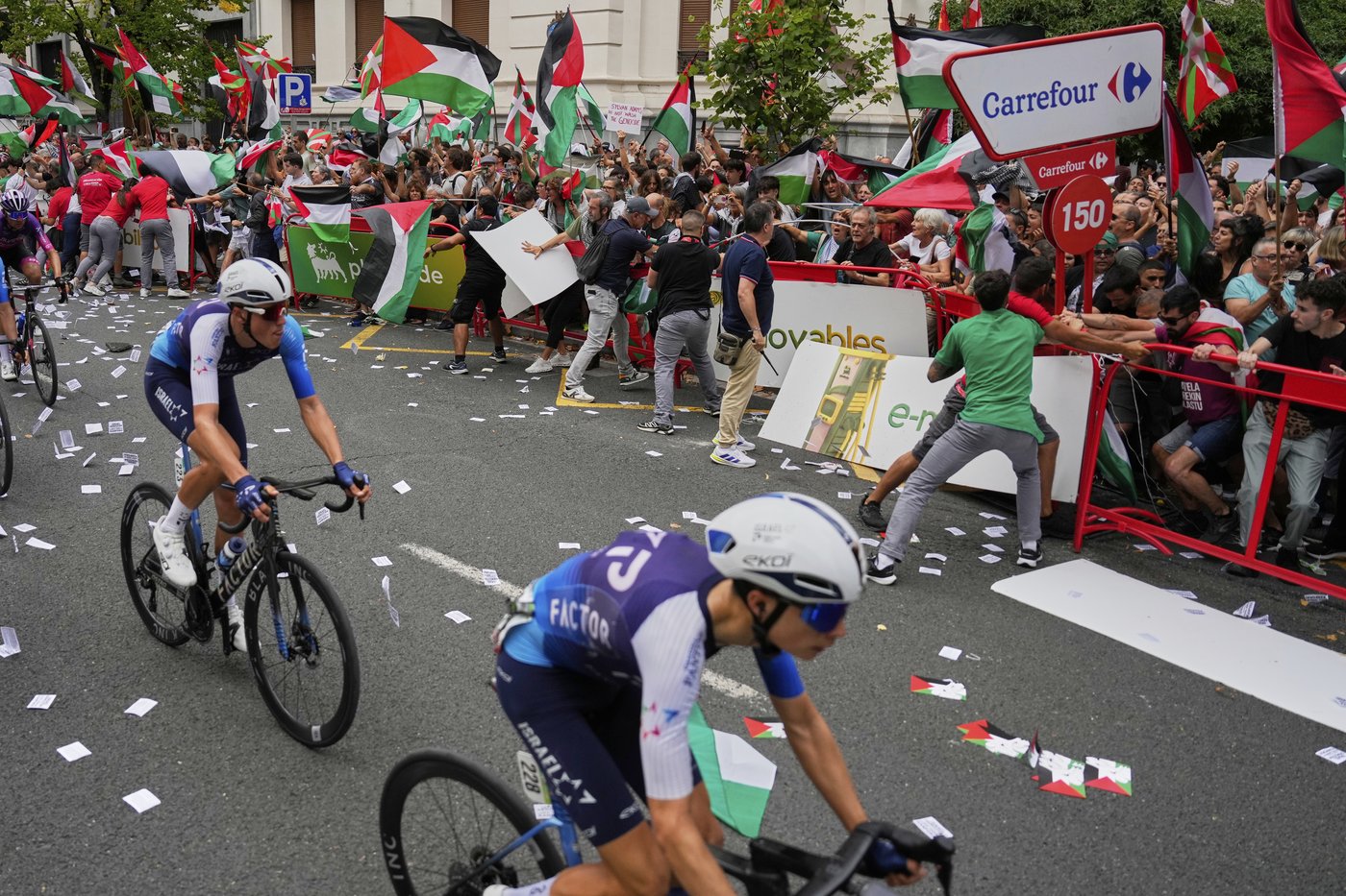 Spanish Vuelta stage cut short because of disruption by pro-Palestinian protesters near finish line | iNFOnews.ca Spanish Vuelta stage cut short because of disruption by pro-Palestinian protesters near finish line | iNFOnews.ca