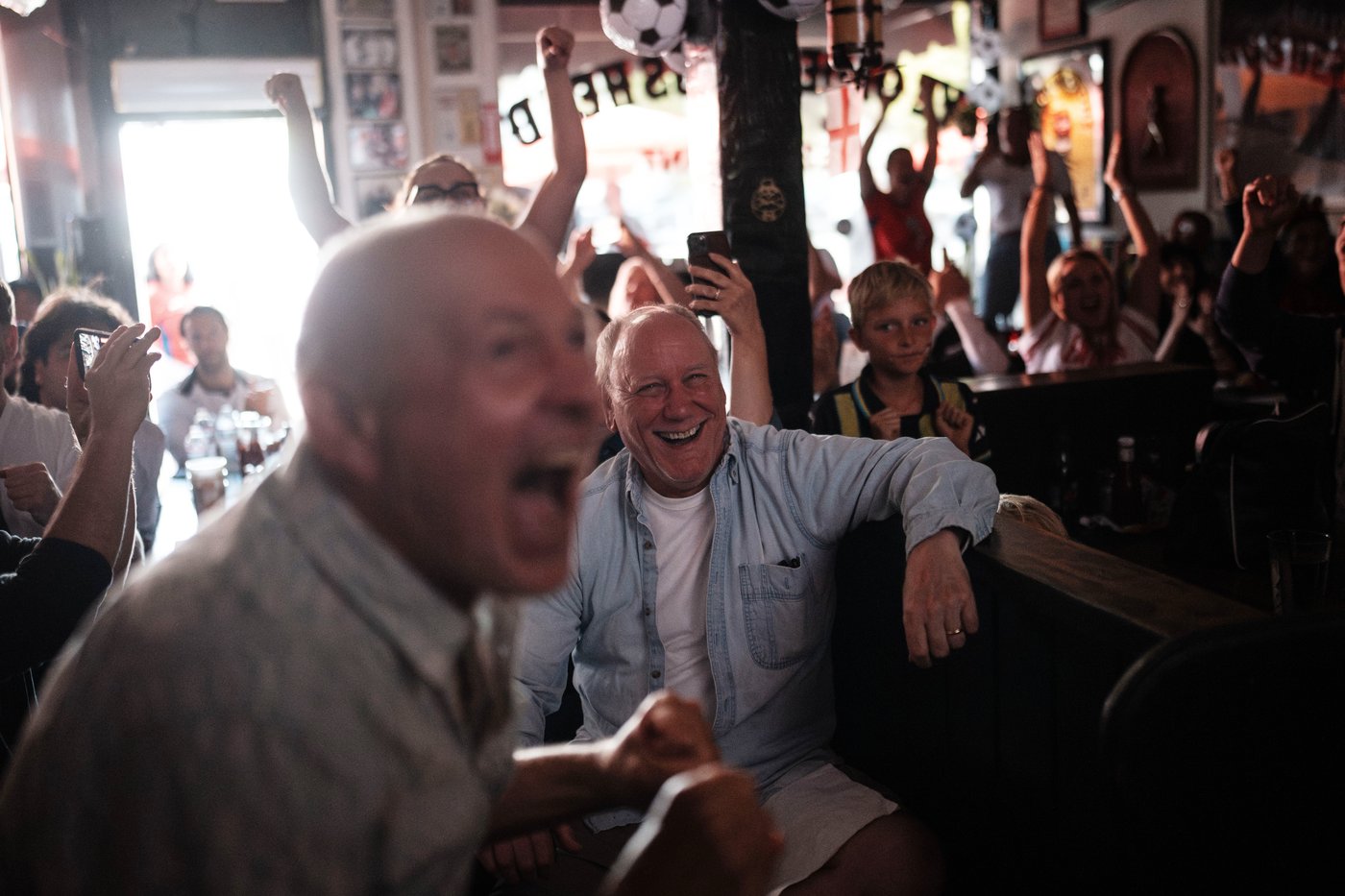 One Extraordinary Photo: Fans at English pub in California celebrate Harry Kane goal | iNFOnews.ca