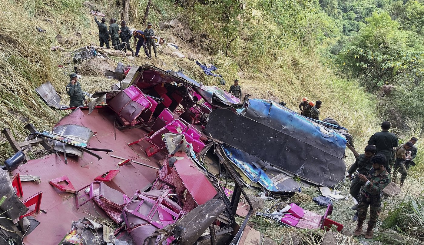 A passenger bus skids off a cliff in Sri Lanka, killing 15 and injuring 16 others | iNFOnews.ca