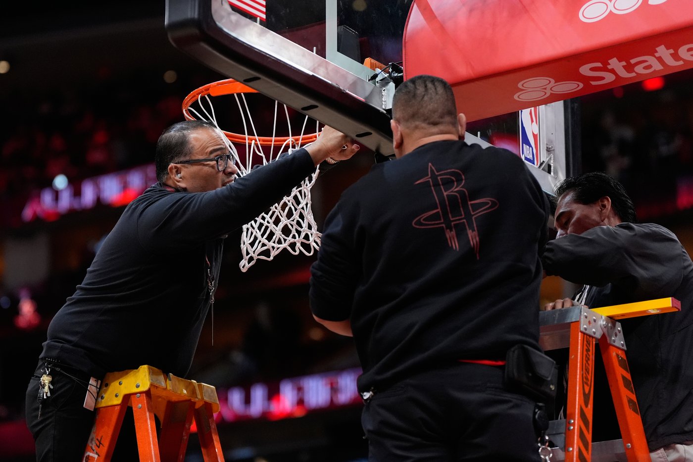 Start of Spurs-Rockets game delayed 22 minutes while a bent rim was replaced | iNFOnews.ca