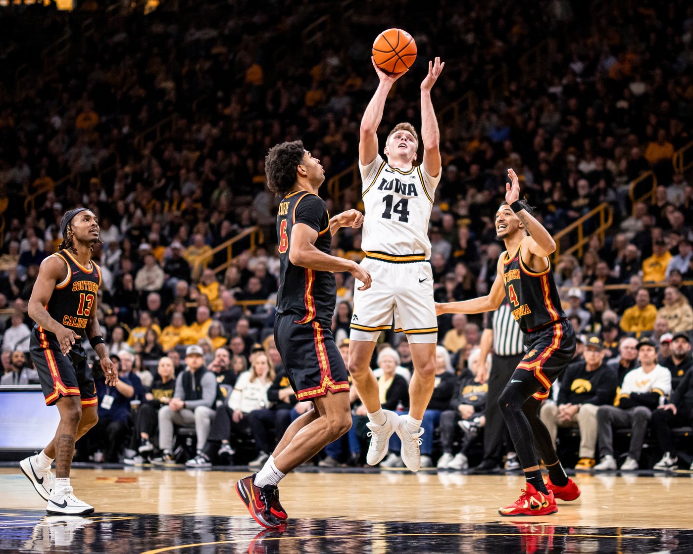 Bennett Stirtz scores 20 points, makes two clutch free throws as Iowa survives against USC, 73-72 | iNFOnews.ca