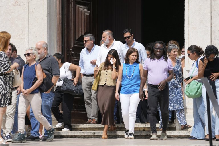 Portuguese victims of streetcar crash mourned by colleagues, friends and local residents | iNFOnews.ca