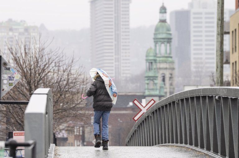 More than 200,000 households in Quebec without power following ice storm | iNFOnews.ca