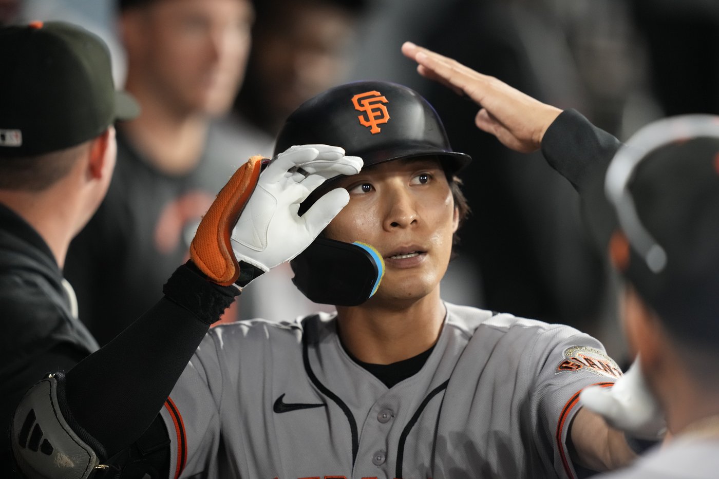 Mookie Betts homers twice and Dodgers go back-to-back twice in 8th inning of 8-2 win over Giants | iNFOnews.ca