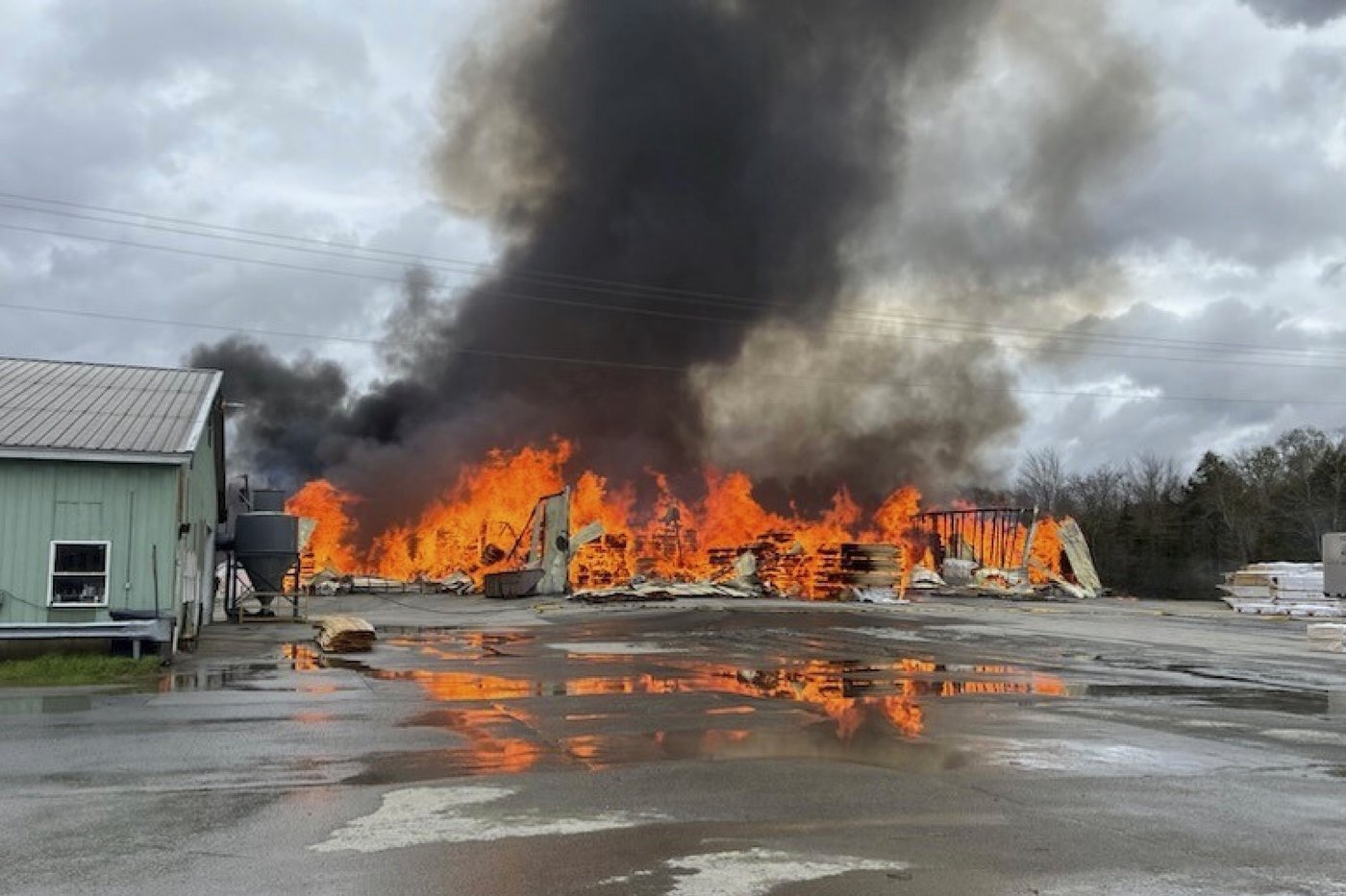 A second firefighter has died from injuries at Maine lumber mill fire and explosion | iNFOnews.ca A second firefighter has died from injuries at Maine lumber mill fire and explosion | iNFOnews.ca