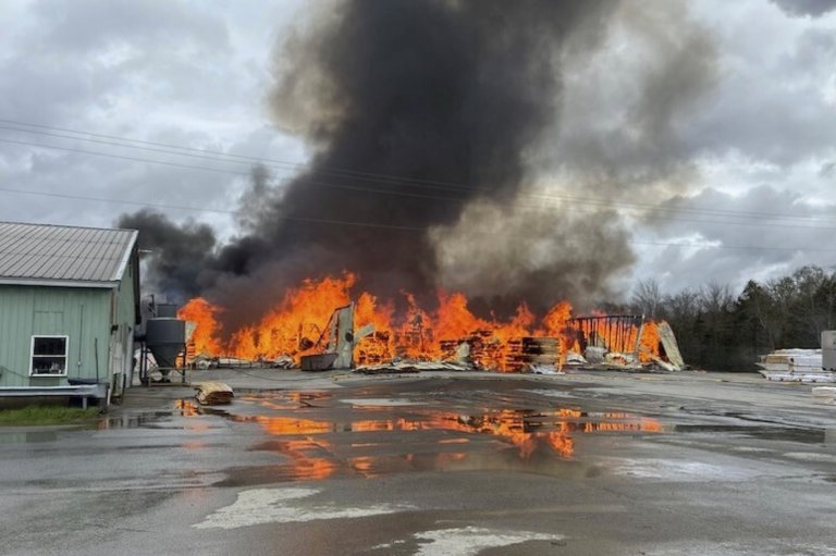 A second firefighter has died from injuries at Maine lumber mill fire and explosion | iNFOnews.ca