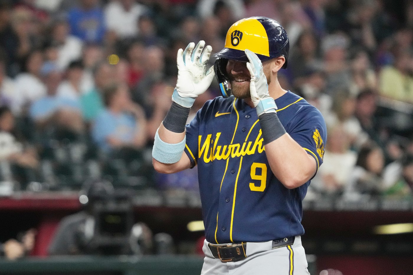 Bauers homers off Rodríguez in 7th, Brewers come back to beat Diamondbacks 3-2 | iNFOnews.ca