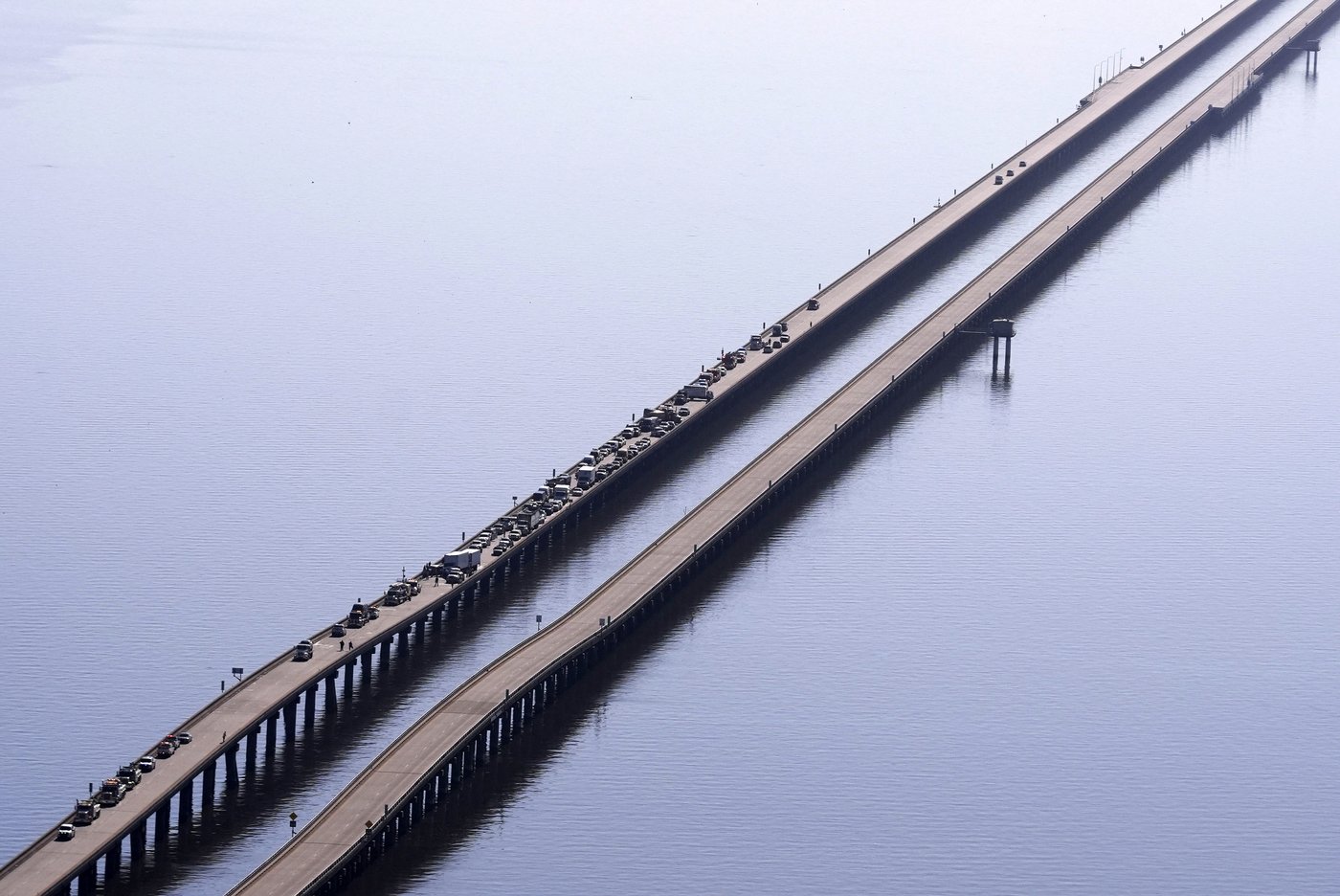 Car crashes in foggy weather injure 33 people and force bridge near New Orleans to close for hours | iNFOnews.ca