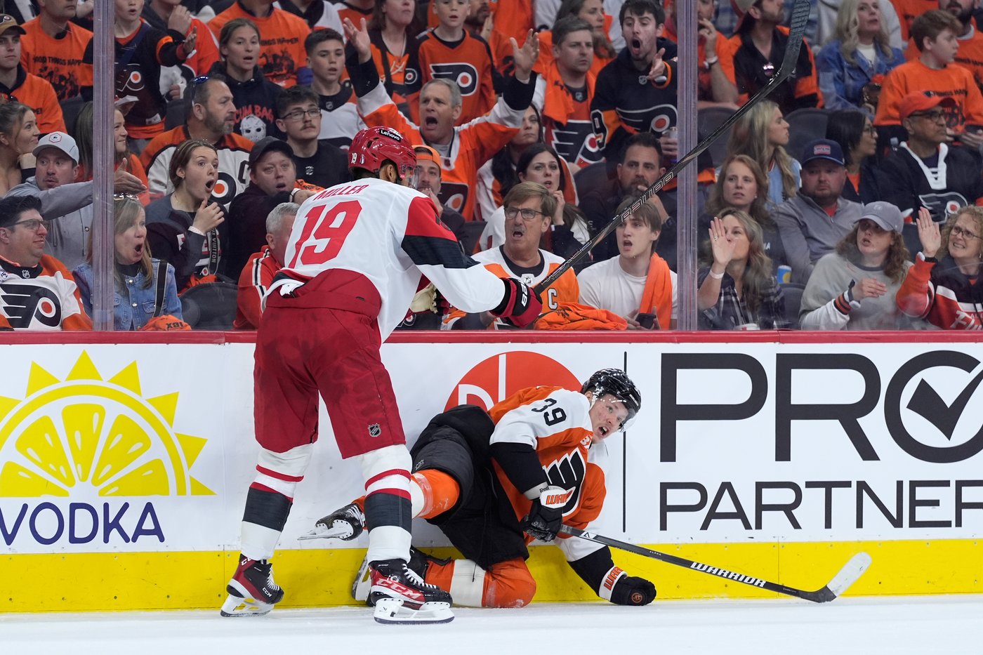 Hurricanes beat the Flyers 4-1 in Game 3, take a 3-0 series lead | iNFOnews.ca Hurricanes beat the Flyers 4-1 in Game 3, take a 3-0 series lead | iNFOnews.ca