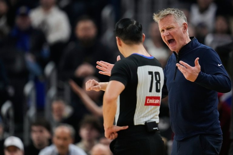 Warriors coach Steve Kerr ejected after heated exchange over no-call in 4th quarter | iNFOnews.ca