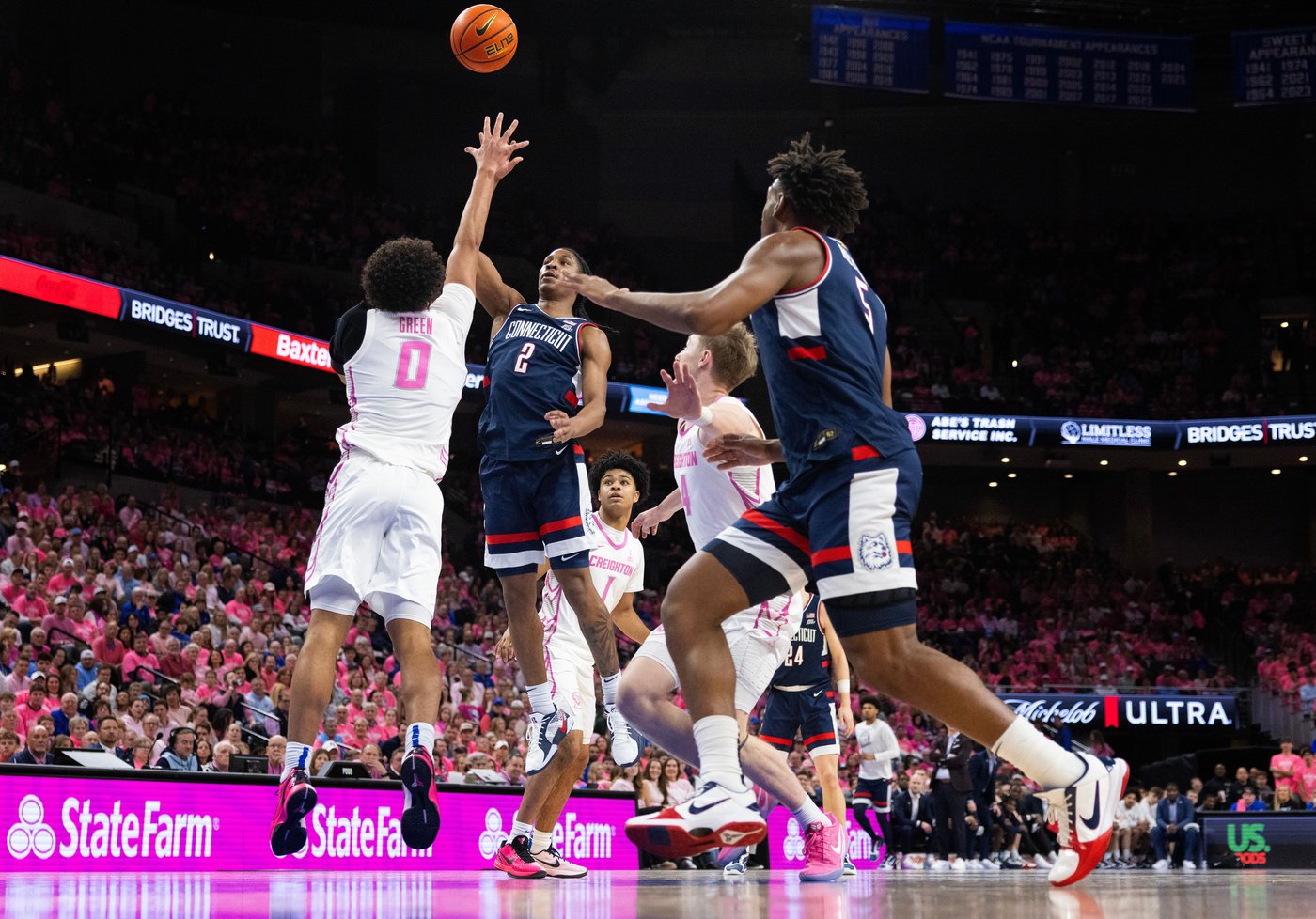 No. 2 UConn pulls away late in 1st half on way to 85-58 rout of struggling Creighton | iNFOnews.ca