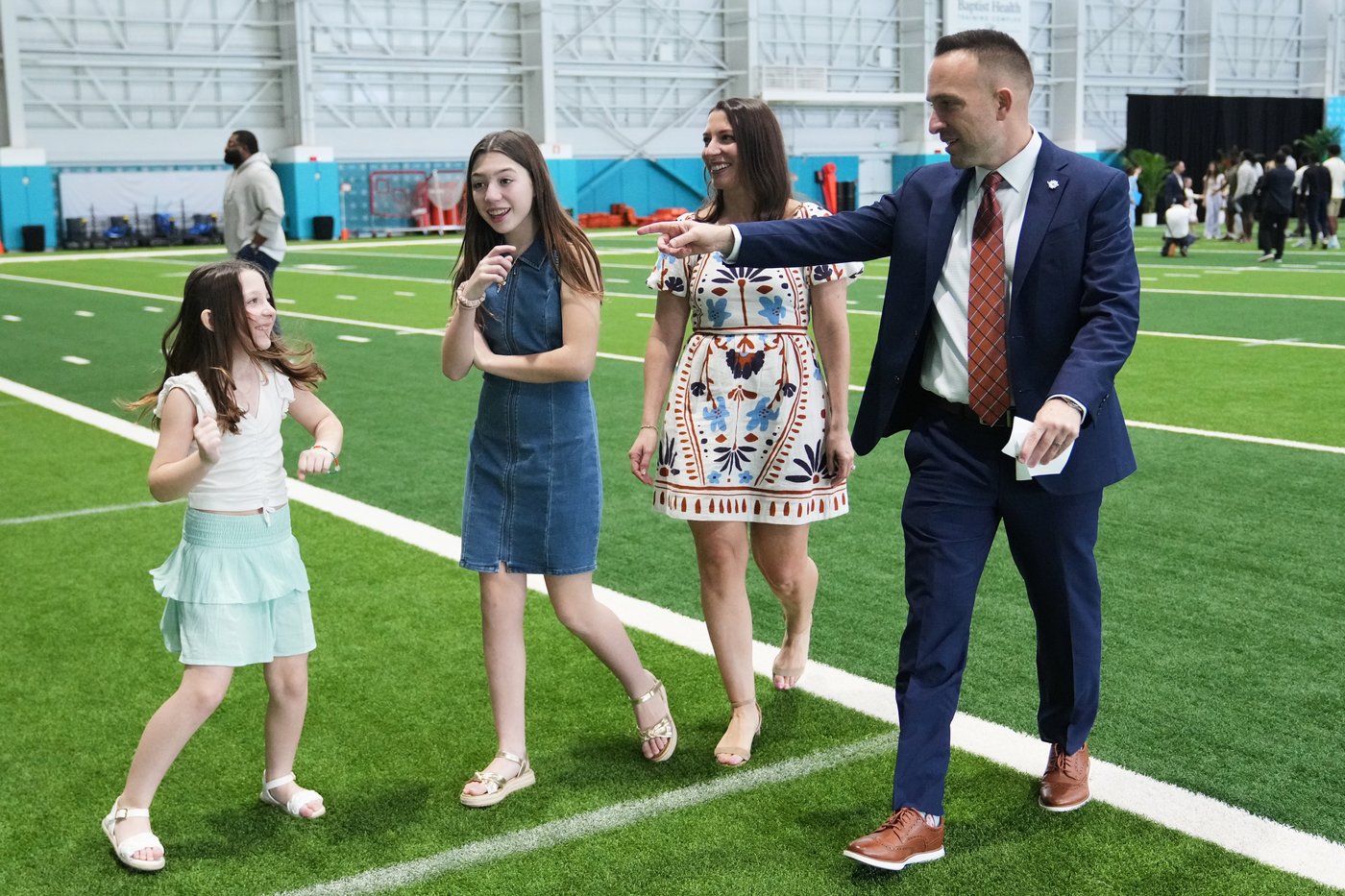 He lined fields. He did laundry. Jeff Hafley took the hard road toward coaching the Miami Dolphins | iNFOnews.ca