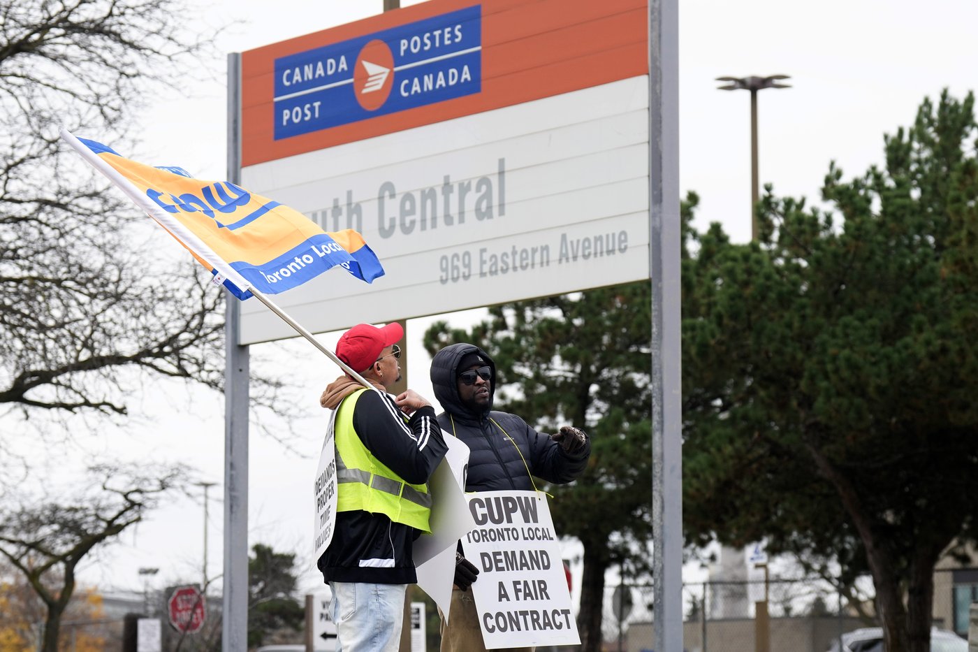 Canadians favour government intervention in Canada Post, port labour disputes: poll | iNFOnews.ca