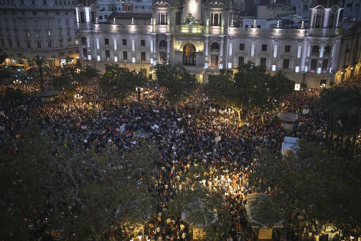 Thousands of Spaniards demand the resignation of Valencia leader for bungling flood response | iNFOnews.ca