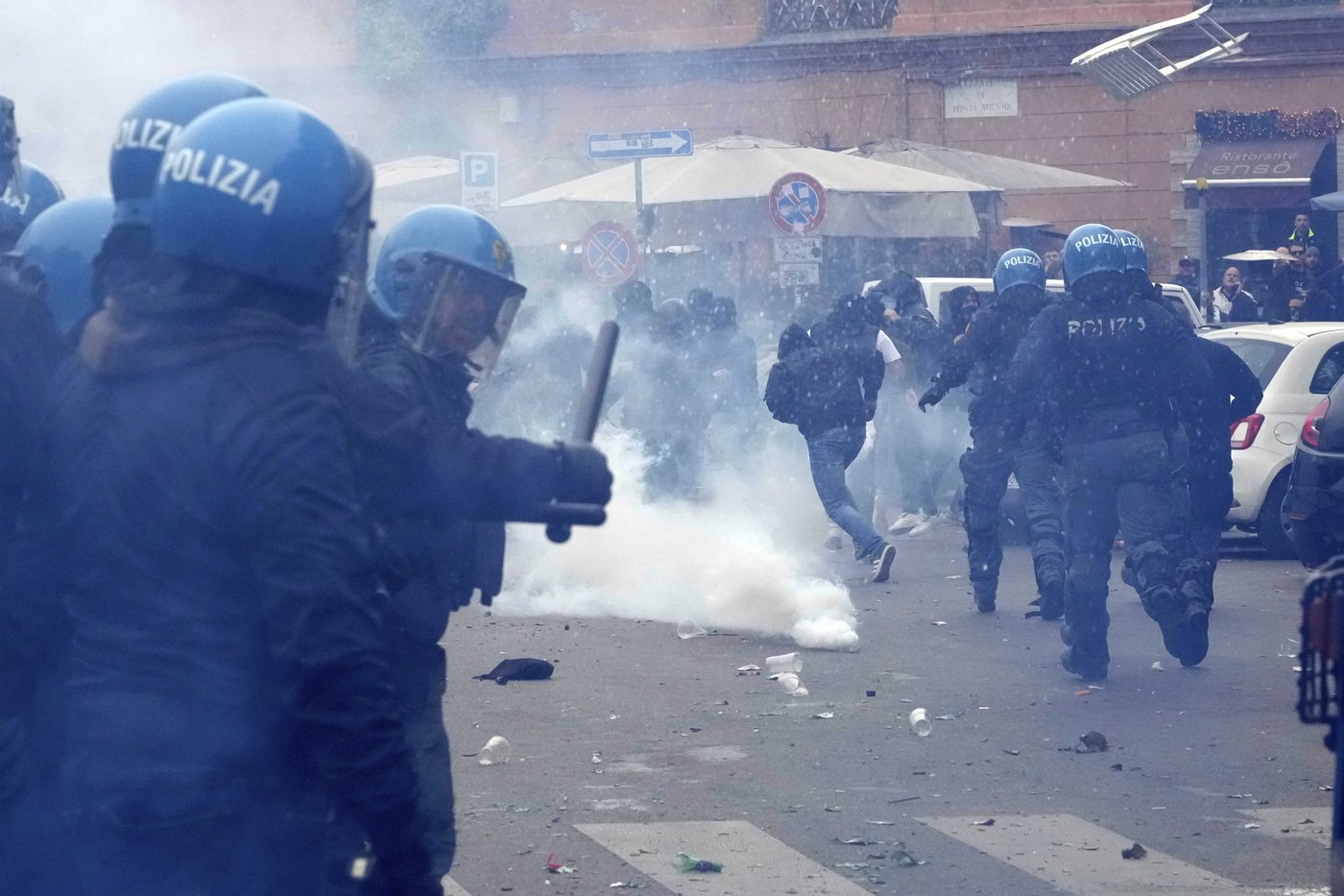 Rome derby clashes likened to 'urban warfare' with 24 police officers injured | iNFOnews.ca