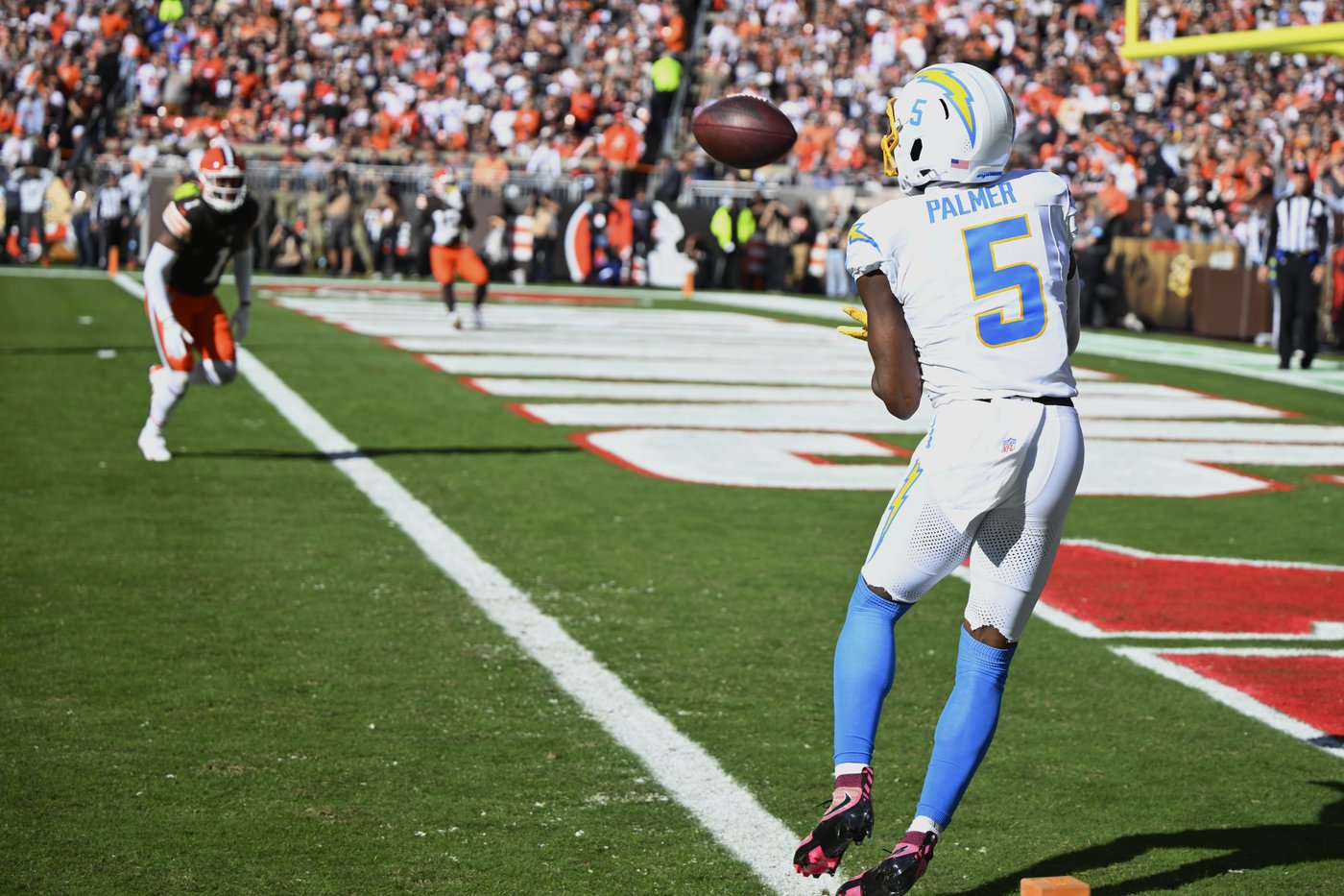 Justin Herbert throws 2 TD passes, Chargers clamp down on Jameis Winston in 27-10 win over Browns | iNFOnews.ca Justin Herbert throws 2 TD passes, Chargers clamp down on Jameis Winston in 27-10 win over Browns | iNFOnews.ca