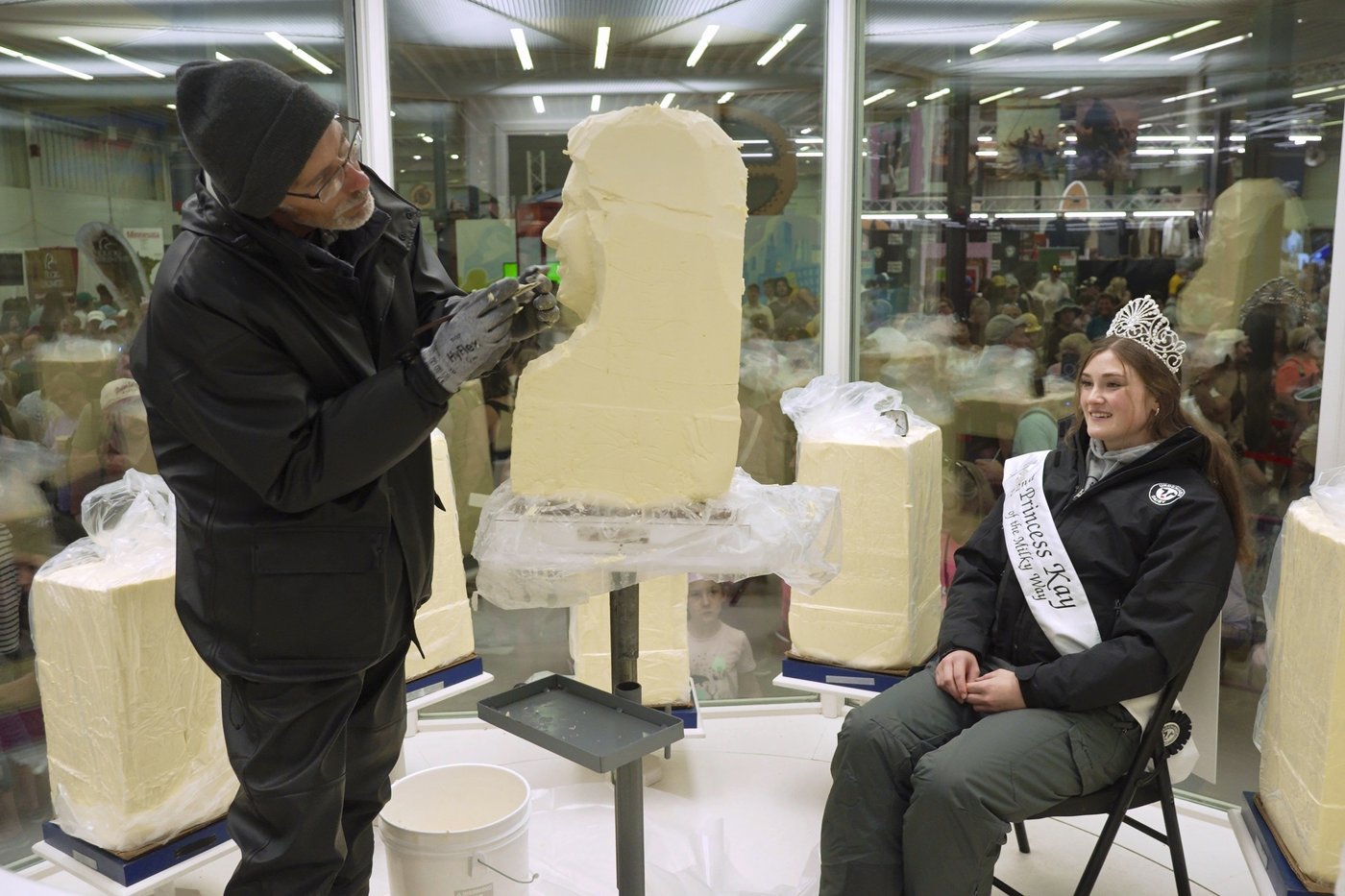 Minnesota State Fair butter sculpture tradition has dairy princesses bundling up in the summer | iNFOnews.ca