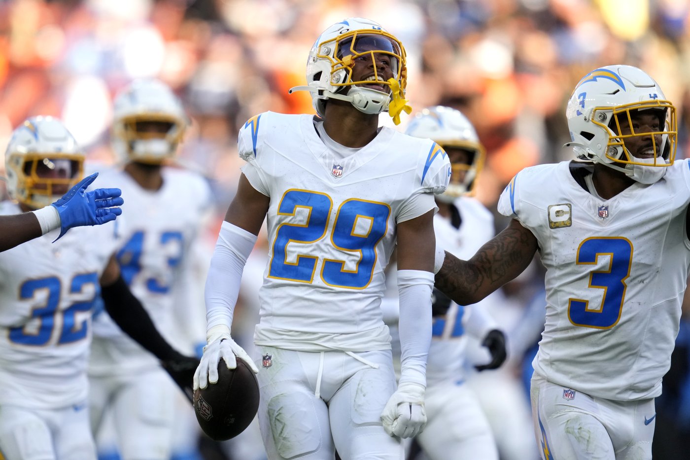 Justin Herbert throws 2 TD passes, Chargers clamp down on Jameis Winston in 27-10 win over Browns | iNFOnews.ca Justin Herbert throws 2 TD passes, Chargers clamp down on Jameis Winston in 27-10 win over Browns | iNFOnews.ca