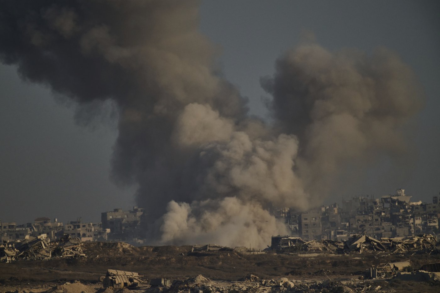 Photos show displaced Palestinians fleeing the northern Gaza Strip | iNFOnews.ca