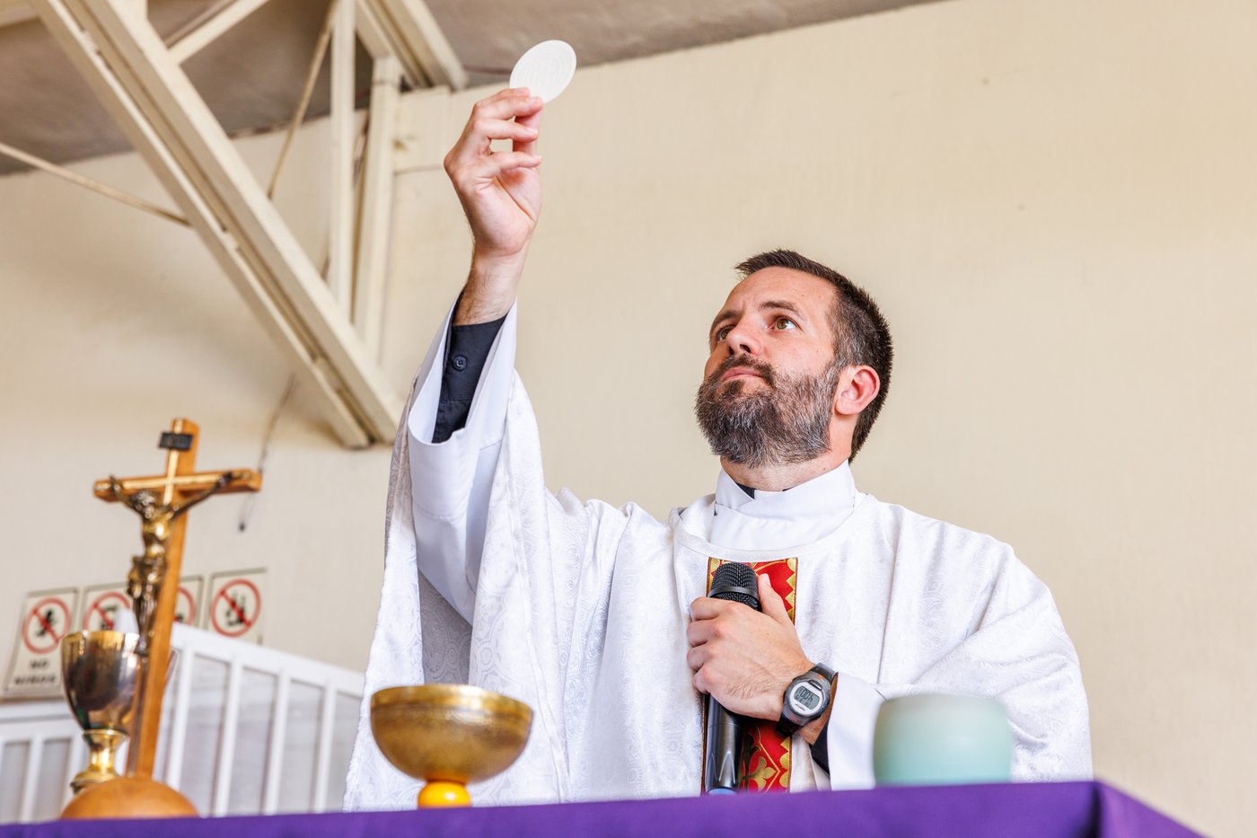 As border dynamics change, priest keeps ministering to migrants and deportees | iNFOnews.ca