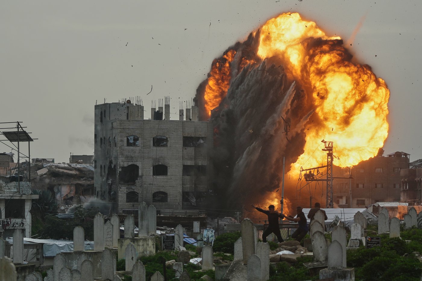 Photos show an Israeli strike blowing up a Gaza building in split-second detail | iNFOnews.ca