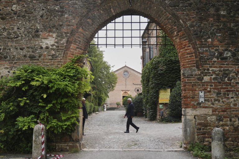 Private funeral service held for Italian designer Giorgio Armani in church near his birthplace | iNFOnews.ca