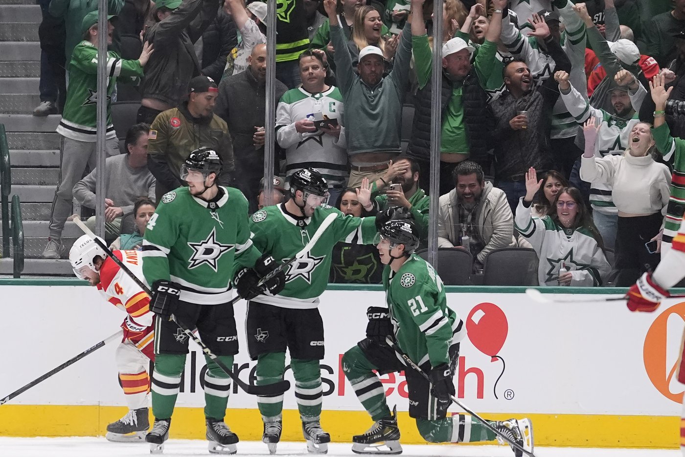 Hintz ignites third-period goal barrage as Stars beat Flames 6-2 | iNFOnews.ca