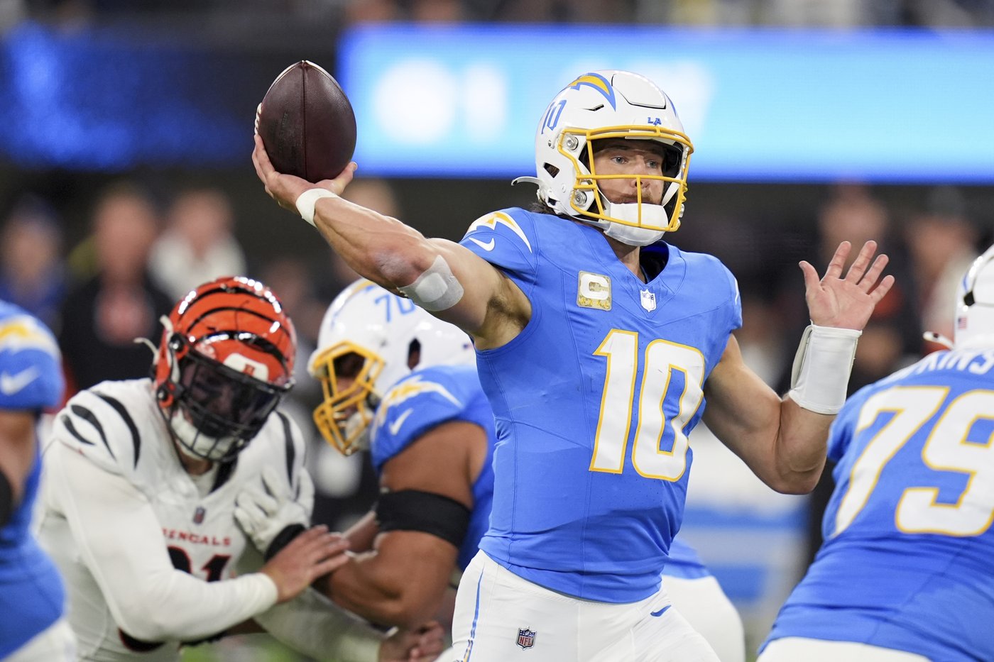 Chargers beat Bengals 34-27 on Dobbins' late TD after squandering 21-point lead | iNFOnews.ca Chargers beat Bengals 34-27 on Dobbins' late TD after squandering 21-point lead | iNFOnews.ca