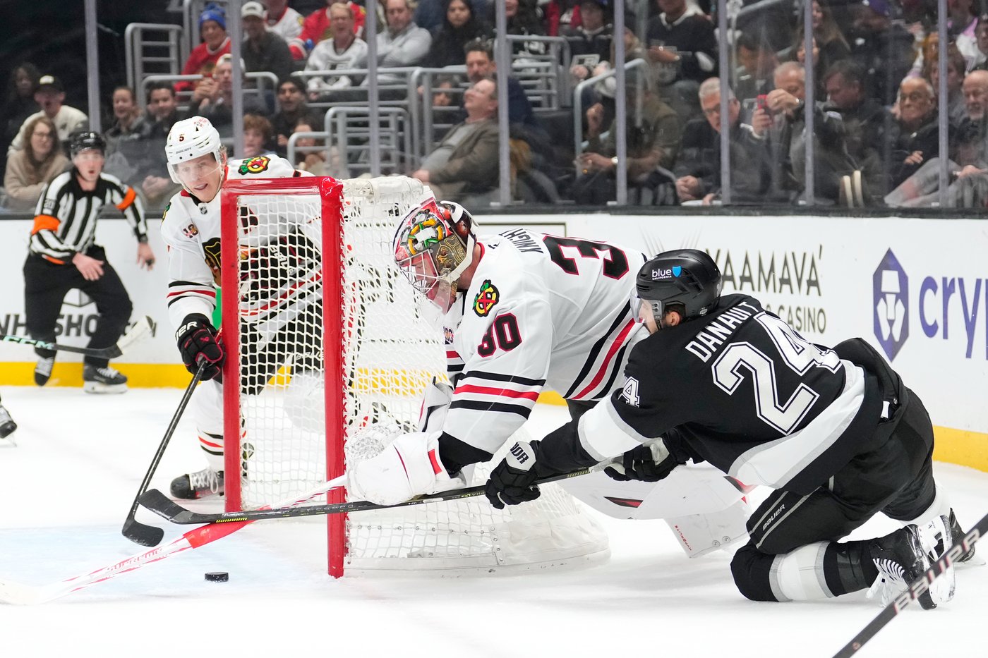 Connor Bedard scores for 3rd straight game, Blackhawks hold off Kings 2-1 | iNFOnews.ca Connor Bedard scores for 3rd straight game, Blackhawks hold off Kings 2-1 | iNFOnews.ca