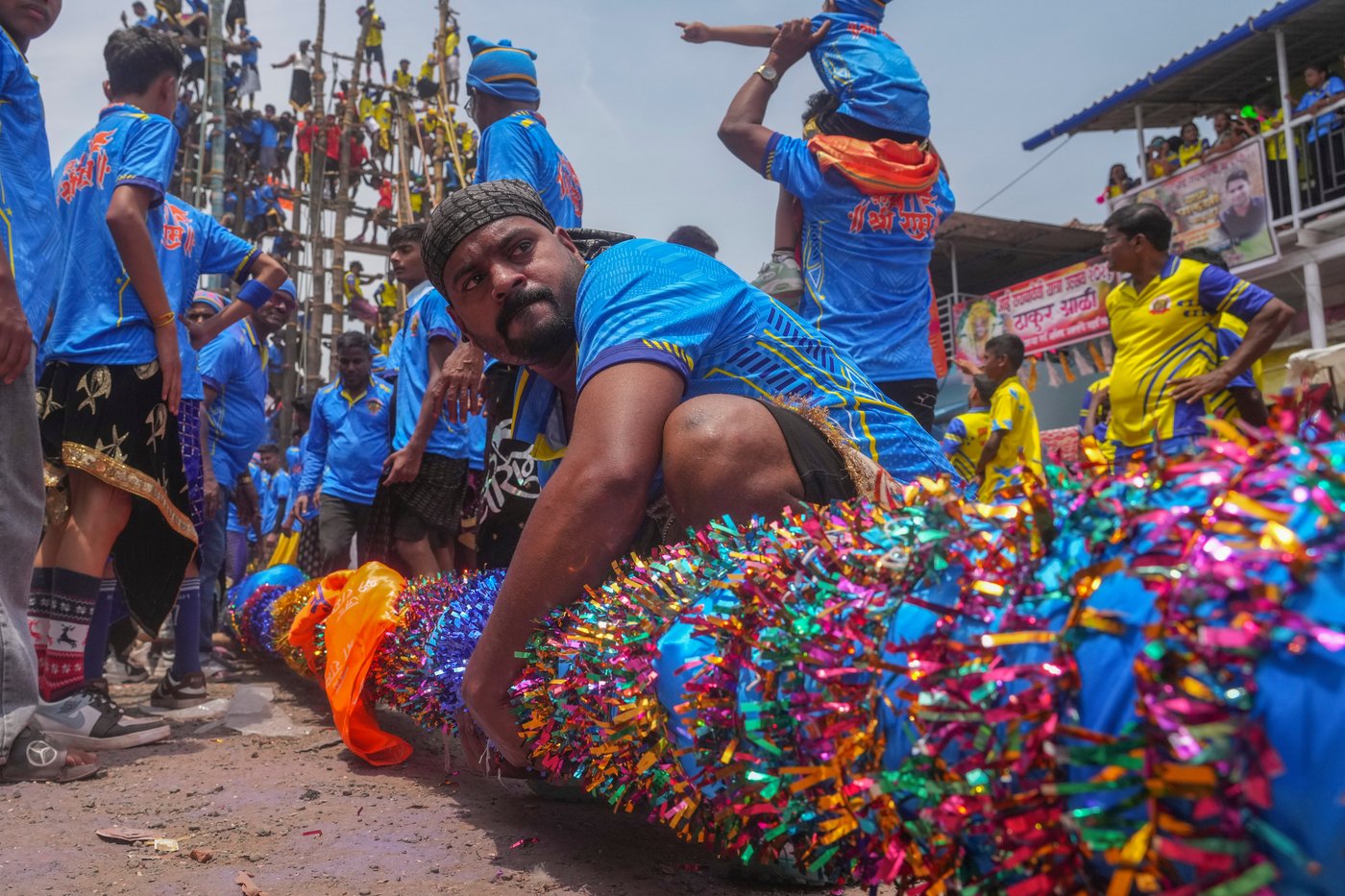 Villagers compete to erect huge bamboo poles at an Indian folk festival, in photos | iNFOnews.ca