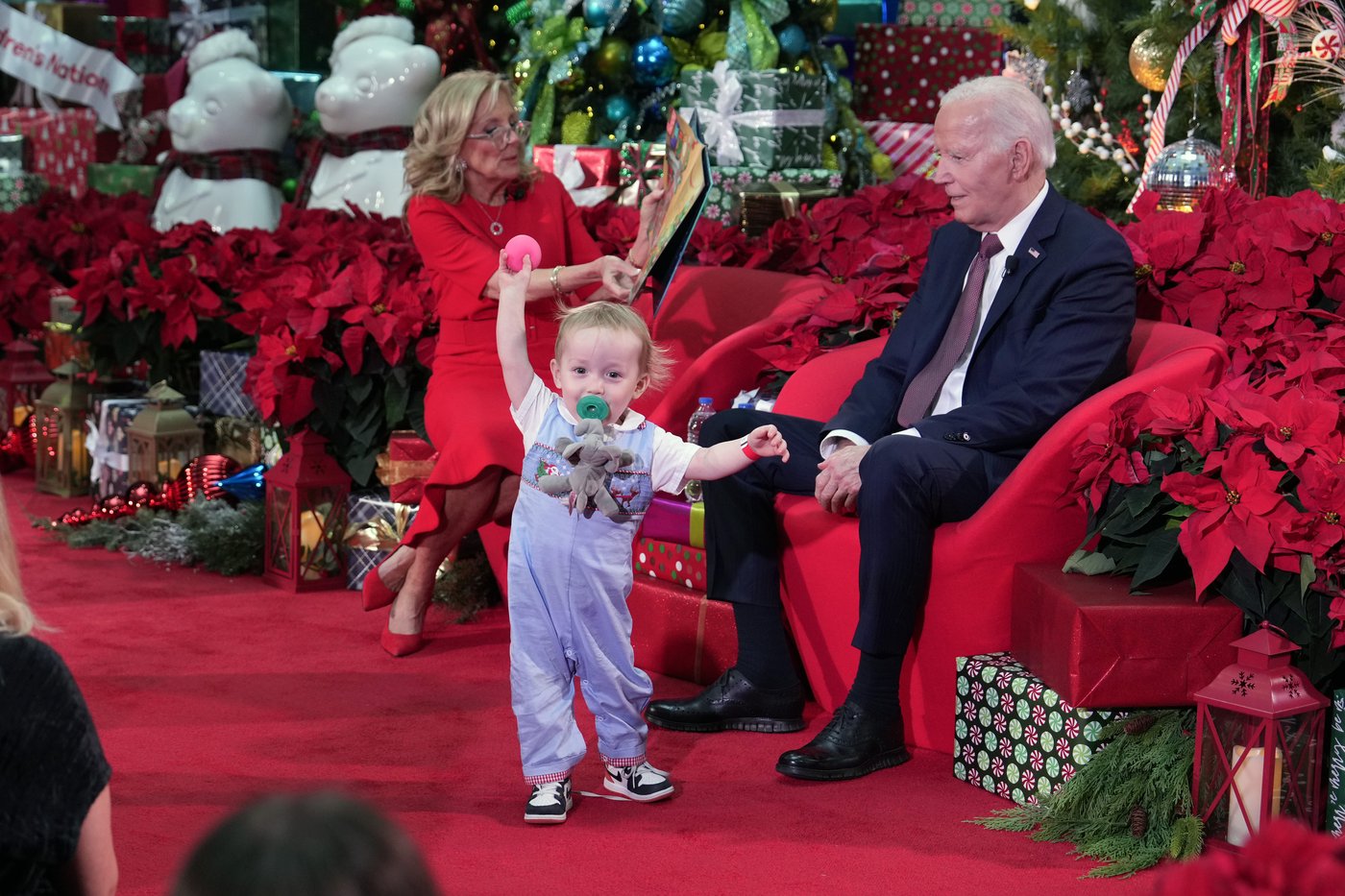 Biden and the first lady bring holiday cheer to patients and families at a children's hospital | iNFOnews.ca