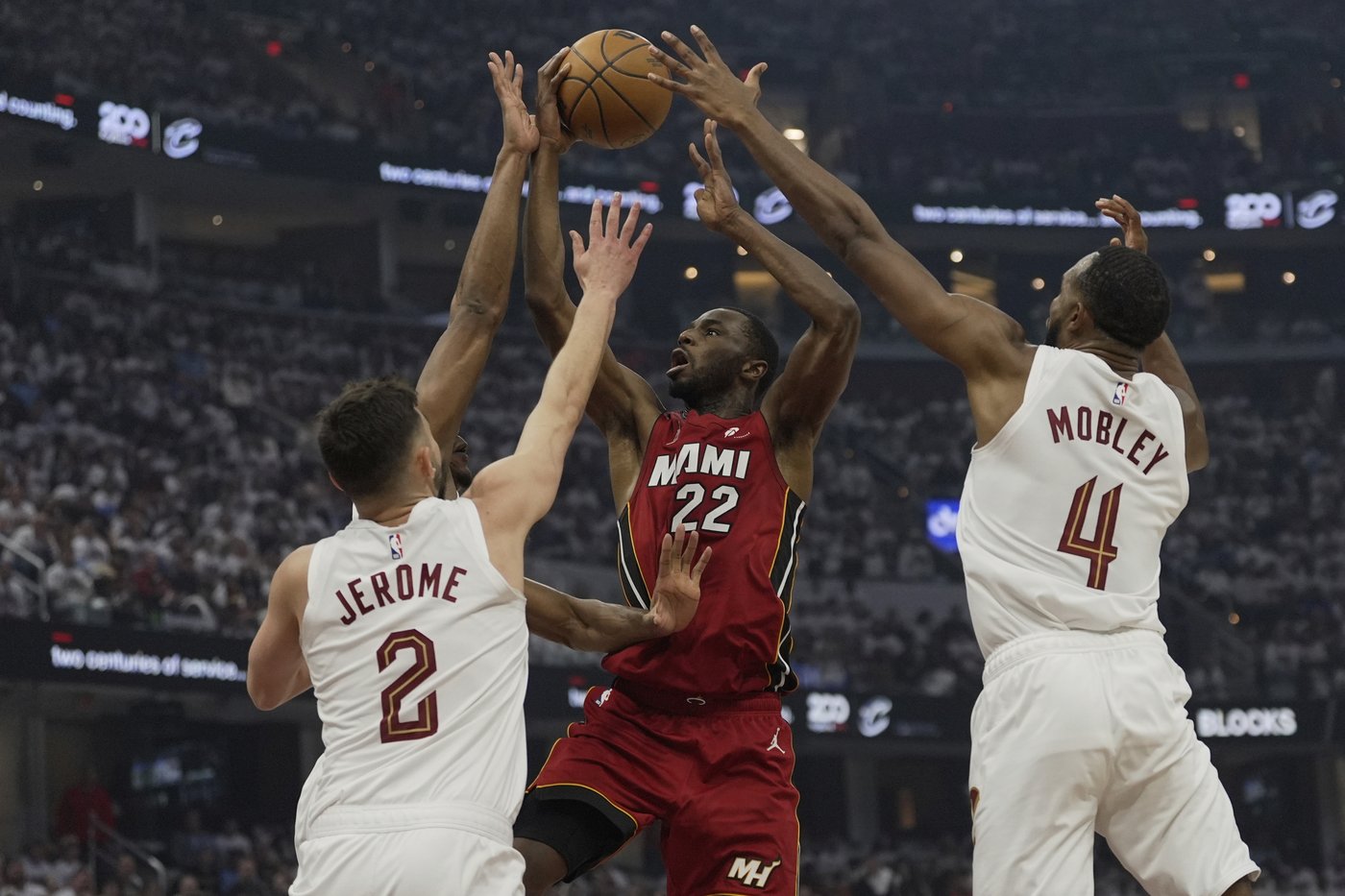 Mitchell, Jerome help Cavaliers rout Heat 121-100 in Game 1 of 1st-round series | iNFOnews.ca