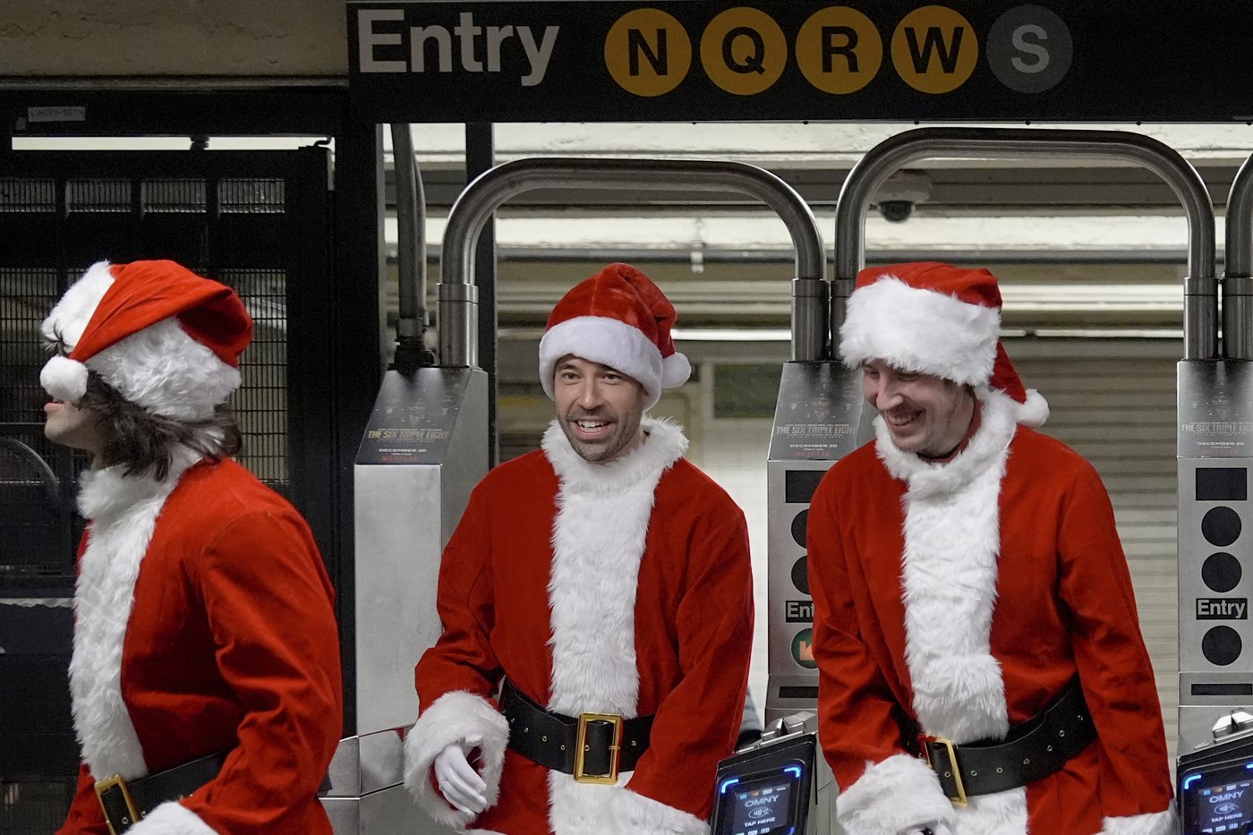 Thousands of Santas and a few Grinches hit the streets for annual SantaCon bar crawls | iNFOnews.ca
